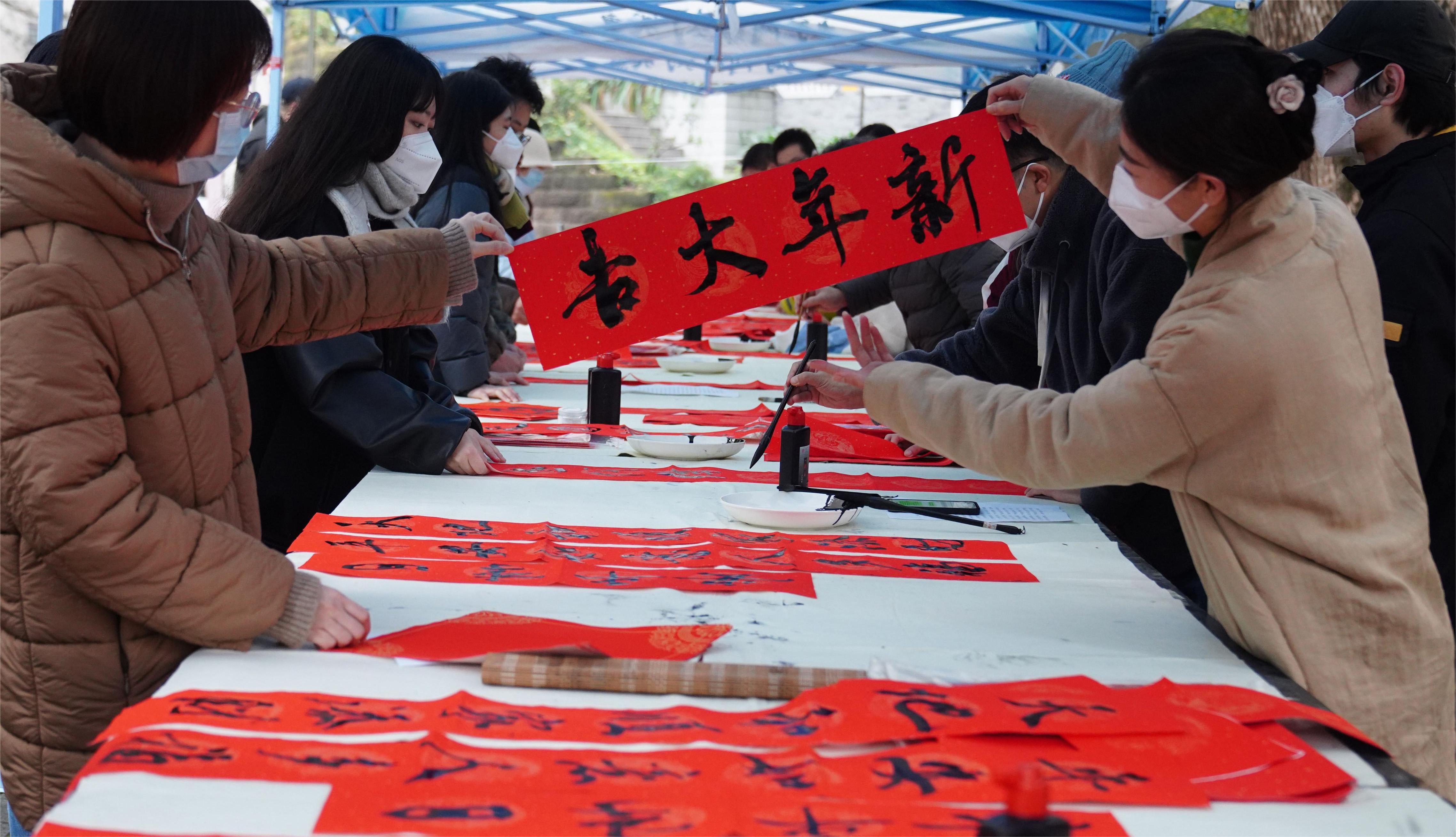 新春送福 美术学院师生写春联送福字